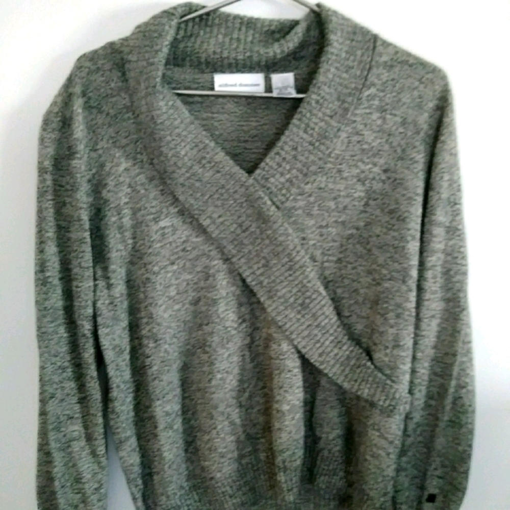 Women's Large B&W V neck, long Sleeve Sweater.